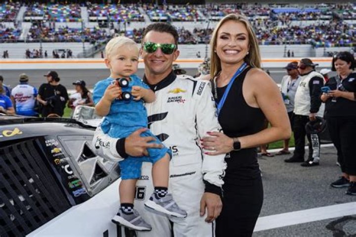 A. J. Allmendinger biografía, edad, altura, esposo, net worth, familia