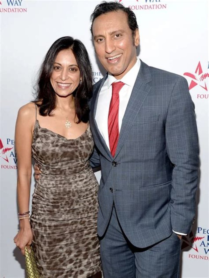 Aasif Mandvi Biography, Age, Height, Wife, Net Worth, Family