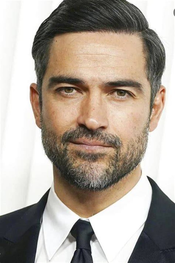 Alfonso Herrera biografía, edad, altura, esposo, net worth, familia