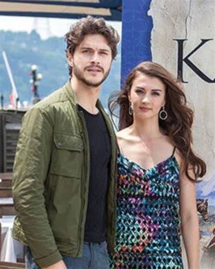 Burcu Özberk Biography, Age, Height, Husband, Net Worth, Family