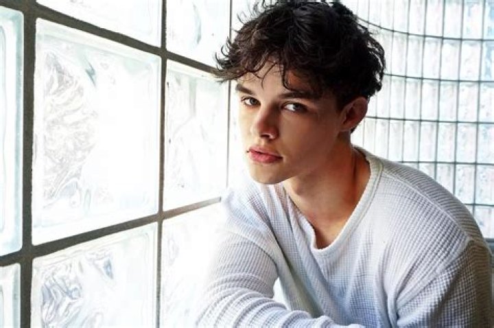 Curran Walters Biography, Age, Height, Wife, Net Worth, Family
