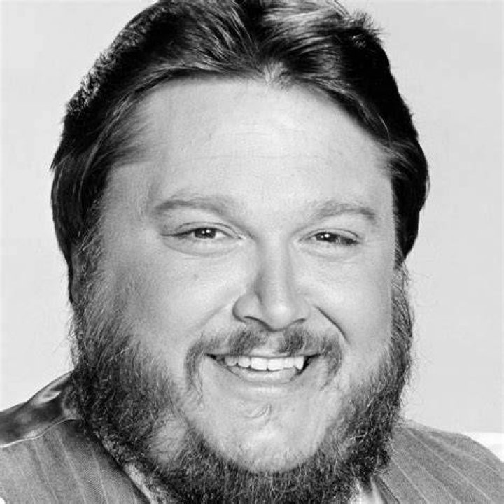 Dennis Burkley biografía, edad, altura, esposo, net worth, familia