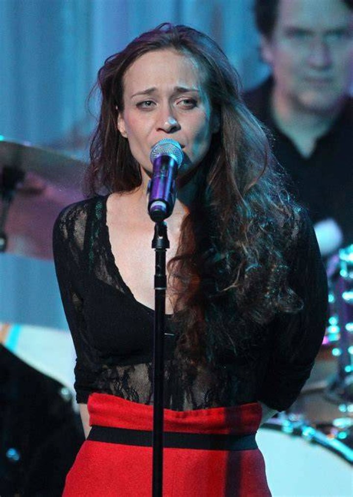 Fiona Apple Biography, Age, Height, Husband, Net Worth, Family