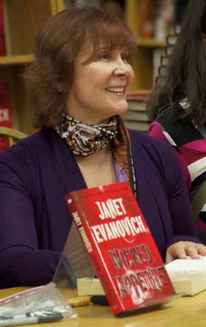 Janet Evanovich Biography, Age, Height, Husband, Net Worth, Family