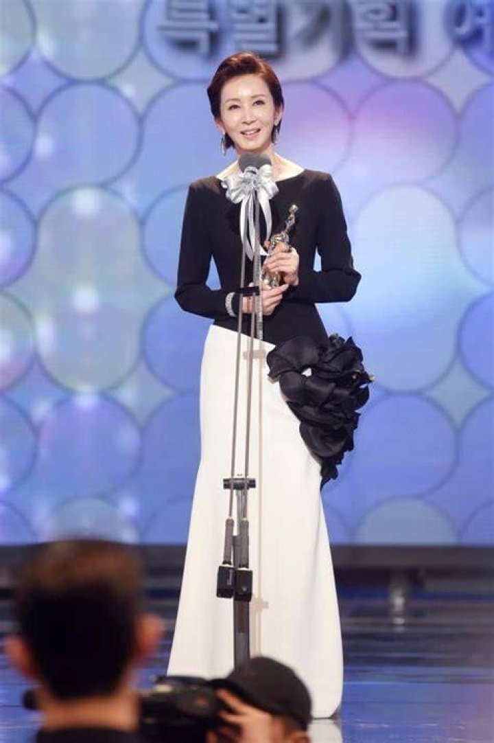 Jeon In-hwa Biography, Age, Height, Husband, Net Worth, Family