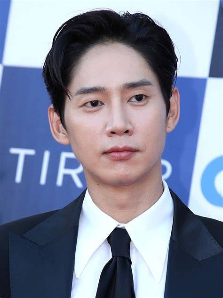 Jeong Seong-hoon Biography, Age, Height, Wife, Net Worth, Family
