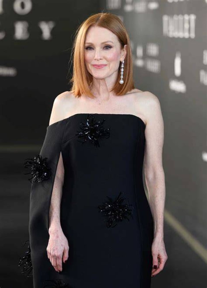 Julianne Moore Biography, Age, Height, Husband, Net Worth, Family