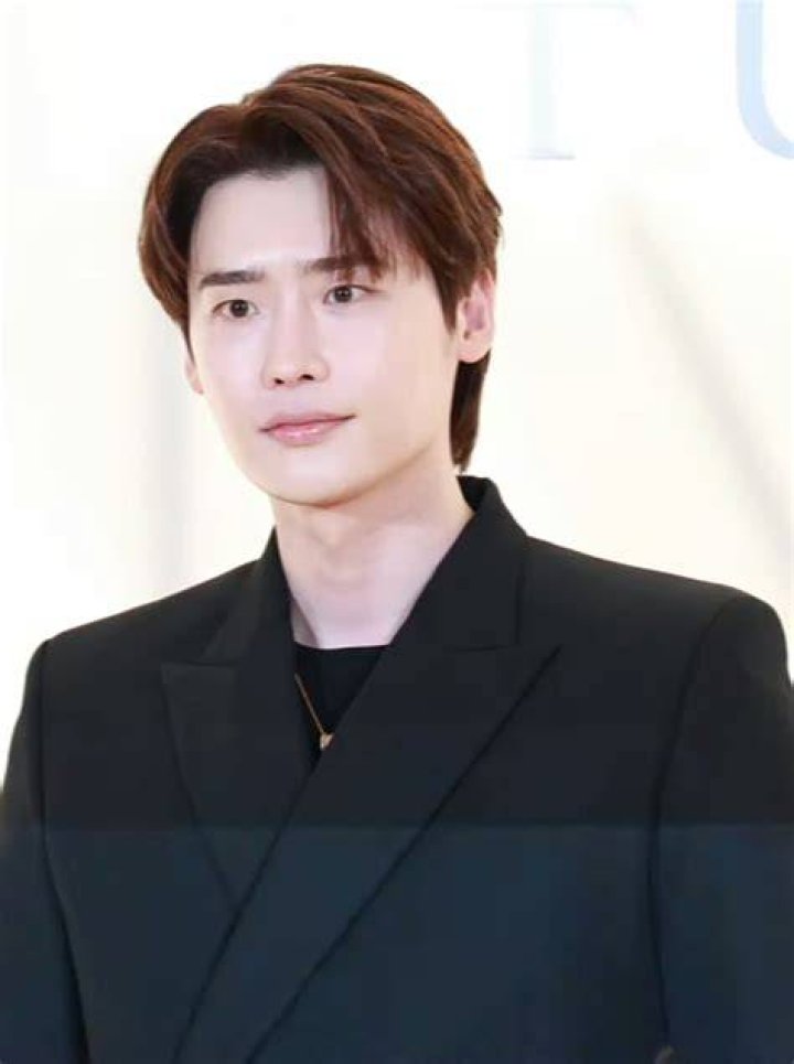 Lee Jong-suk Biography, Age, Height, Wife, Net Worth, Family