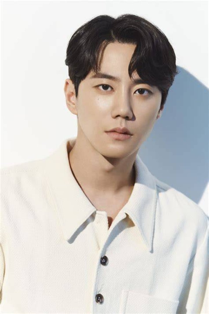 Lee Jun-young Biography, Age, Height, Wife, Net Worth, Family