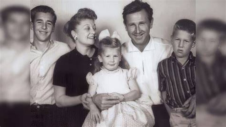 Lloyd Bridges Biography, Age, Height, Wife, Net Worth, Family