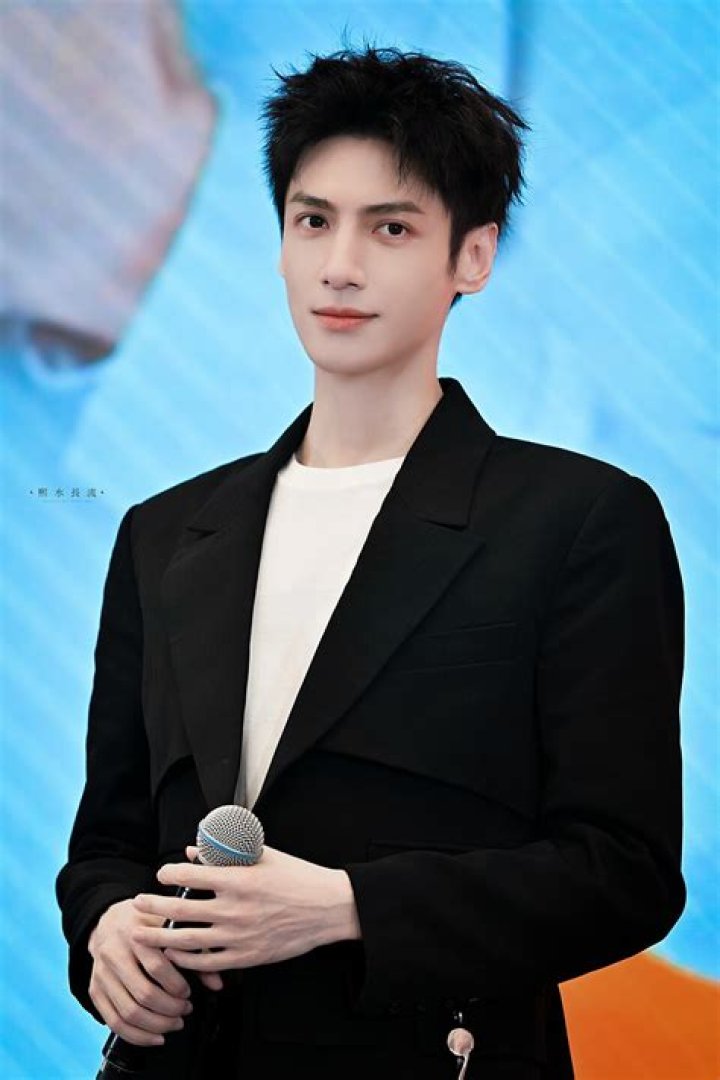 Luo Yunxi Biography, Age, Height, Wife, Net Worth, Family