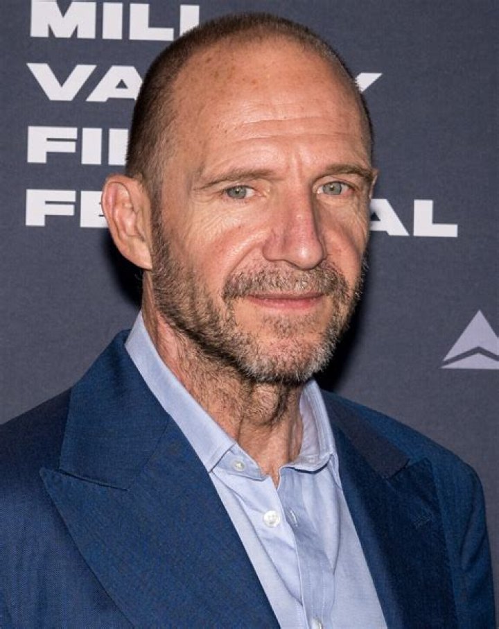 Magnus Fiennes biografía, edad, altura, esposo, net worth, familia