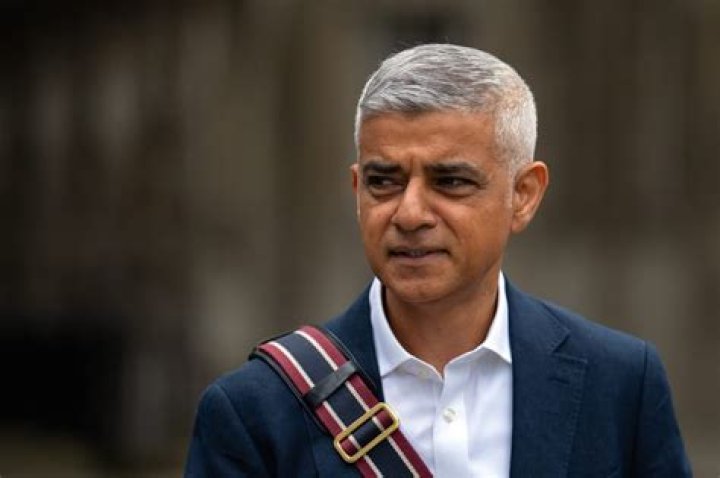 Sadiq Khan Biography, Age, Height, Wife, Net Worth, Family
