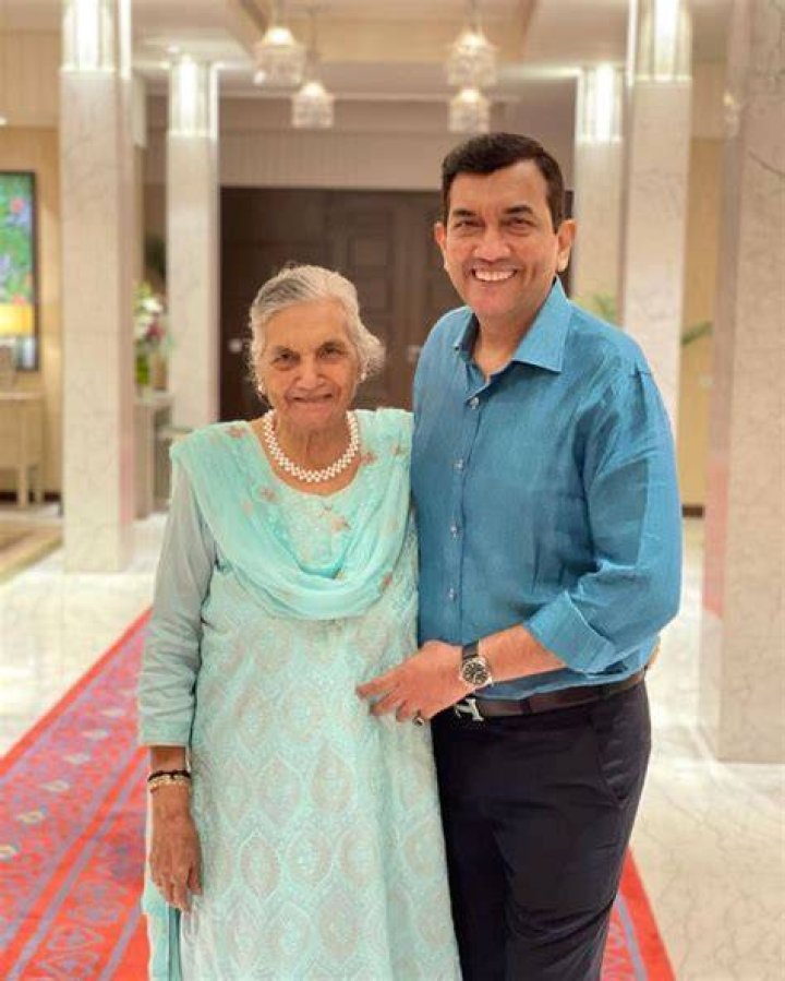 Sanjeev Kapoor Biography, Age, Height, Wife, Net Worth, Family