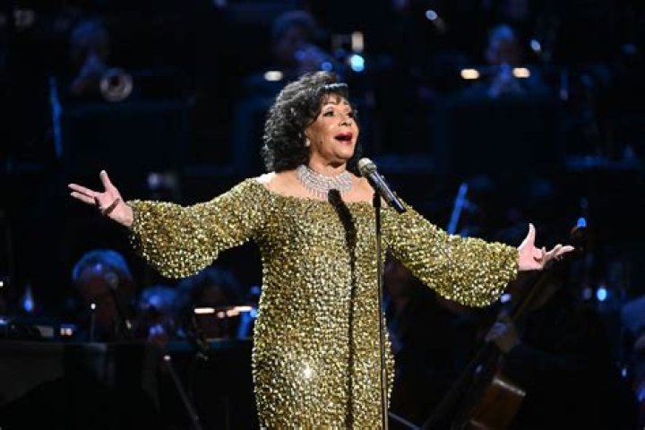 Shirley Bassey Biography, Age, Height, Husband, Net Worth, Family