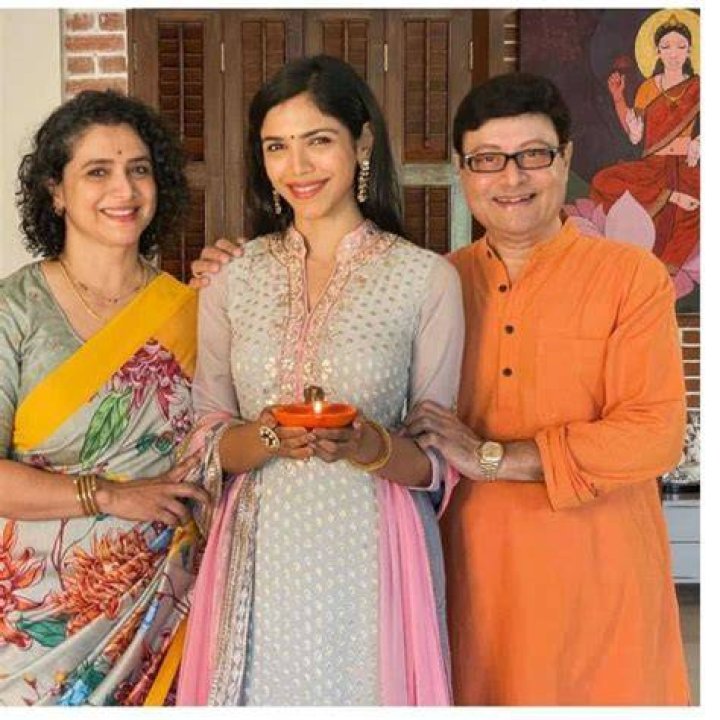 Supriya Pilgaonkar Biography, Age, Height, Husband, Net Worth, Family